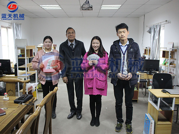 印度客戶現場訂購茶葉烘干機